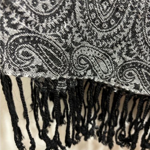 Bindya New York black scarf 61x28 143 - Picture 3 of 4